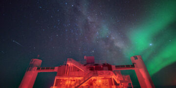 El laboratorio del Observatorio de Neutrinos IceCube en el Polo Sur iluminado de noche