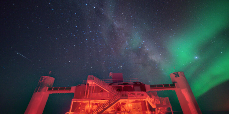 El laboratorio del Observatorio de Neutrinos IceCube en el Polo Sur iluminado de noche