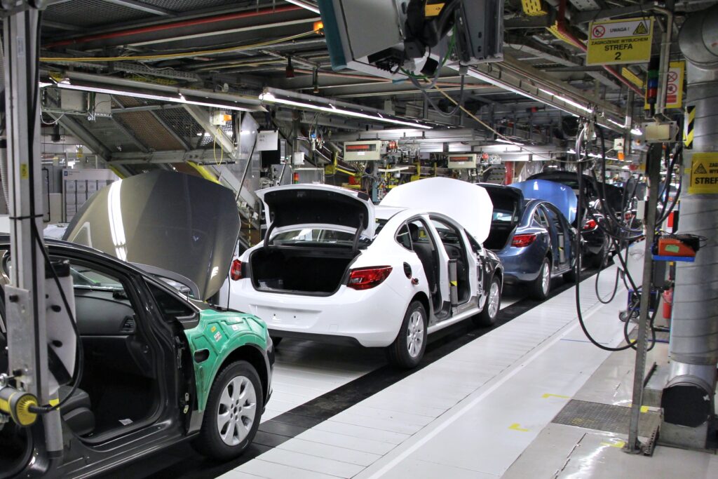 Trabajadores en una línea de ensamblaje de una planta automotriz