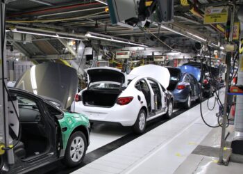 Trabajadores en una línea de ensamblaje de una planta automotriz