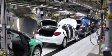 Trabajadores en una línea de ensamblaje de una planta automotriz