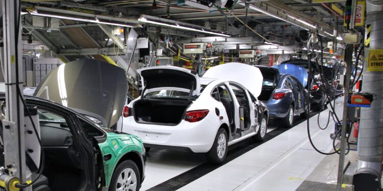 Trabajadores en una línea de ensamblaje de una planta automotriz