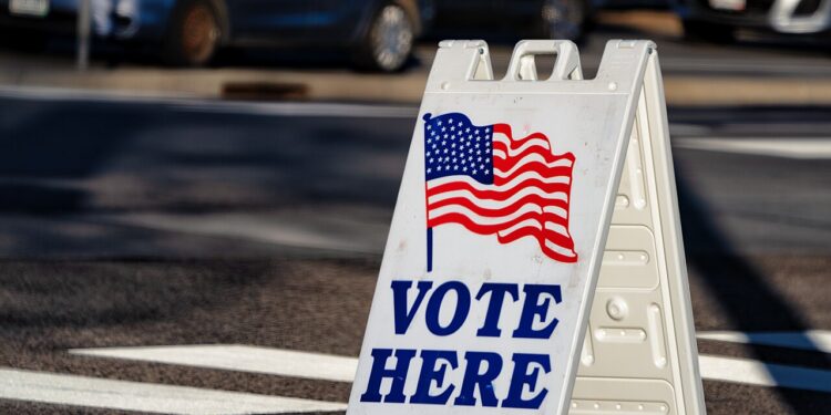 Letrero que indica un lugar de votación en unas elecciones en Estados Unidos