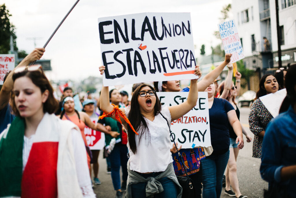 Manifestantes en una marcha por los derechos de los inmigrantes