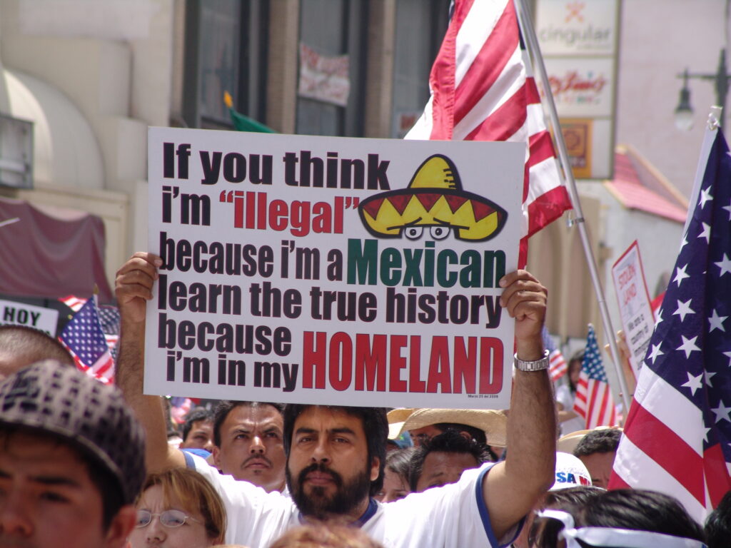 Personas en una marcha por los derechos de los inmigrantes