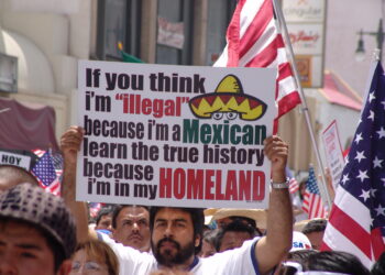 Personas en una marcha por los derechos de los inmigrantes