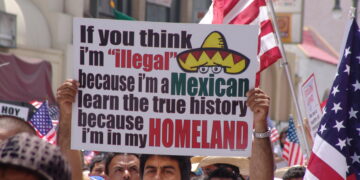 Personas en una marcha por los derechos de los inmigrantes