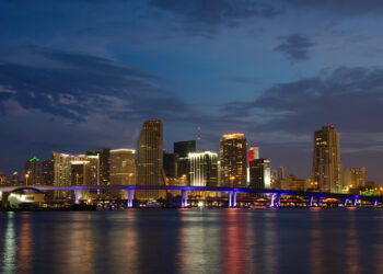 Panorama nocturno de Miami, sede de los Premios Billboard de la Música Latina 2026