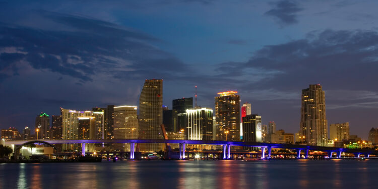 Panorama nocturno de Miami, sede de los Premios Billboard de la Música Latina 2026