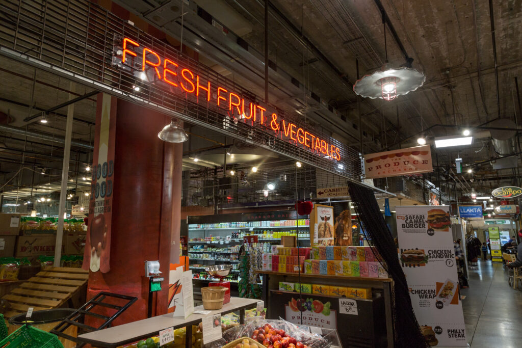 Interior de un mercado con negocios en Minneapolis, Minnesota