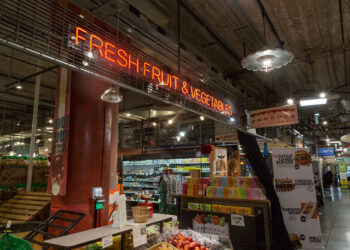 Interior de un mercado con negocios en Minneapolis, Minnesota