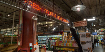 Interior de un mercado con negocios en Minneapolis, Minnesota