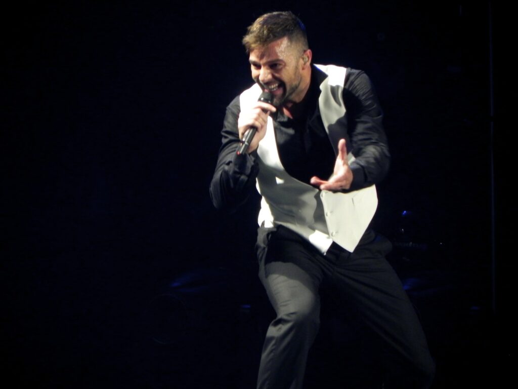 Artista latino durante una presentación musical