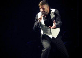 Artista latino durante una presentación musical