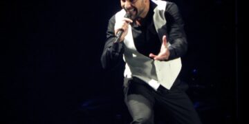 Artista latino durante una presentación musical