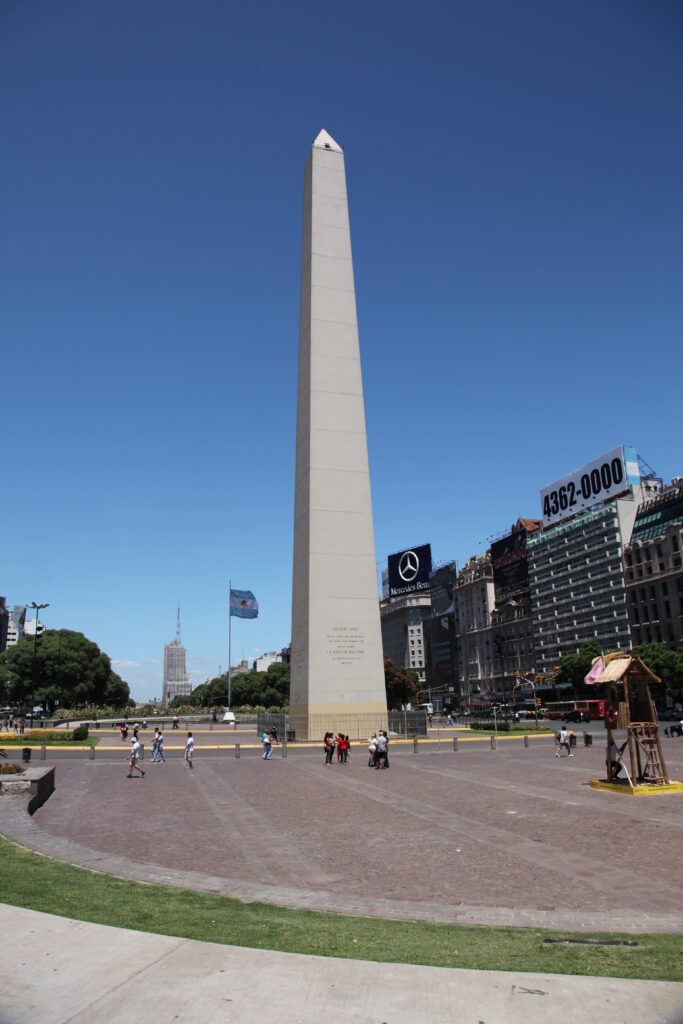 El Obelisco, monumento emblemático de Buenos Aires, Argentina