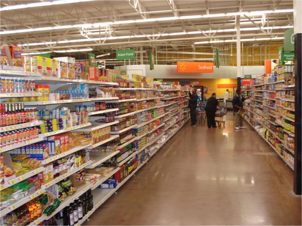 Pasillo de productos alimenticios en un supermercado de Estados Unidos