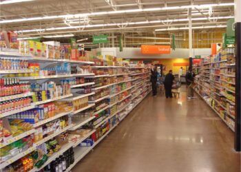 Pasillo de productos alimenticios en un supermercado de Estados Unidos