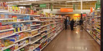 Pasillo de productos alimenticios en un supermercado de Estados Unidos