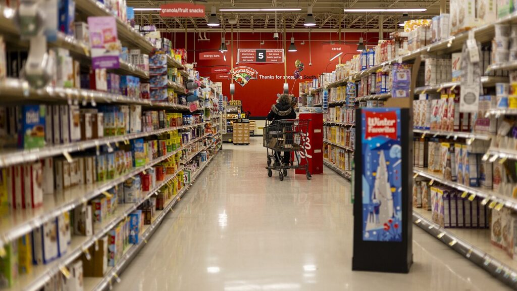 Pasillo de un supermercado con productos en los estantes