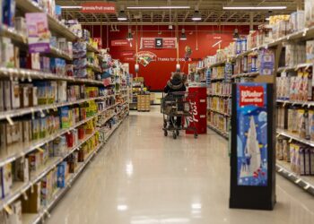 Pasillo de un supermercado con productos en los estantes