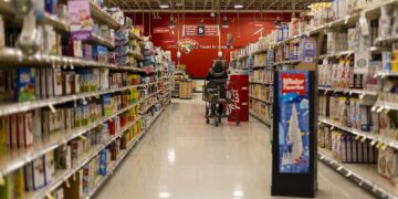 Pasillo de un supermercado con productos en los estantes
