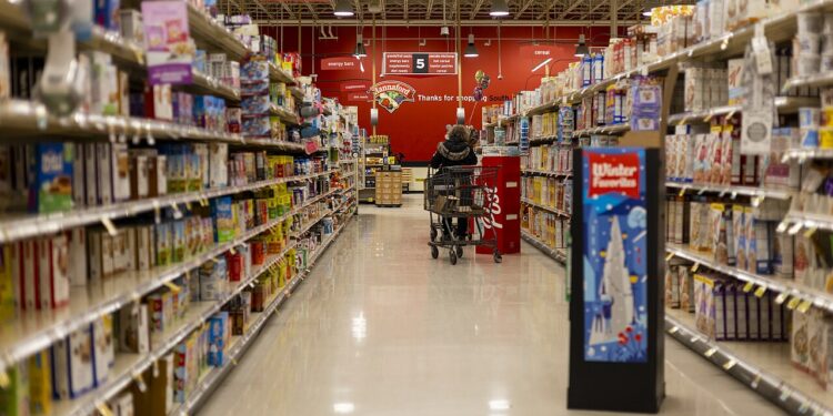 Pasillo de un supermercado con productos en los estantes