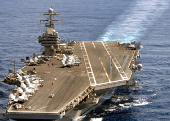 El portaaviones USS Theodore Roosevelt navegando en el mar
