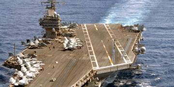 El portaaviones USS Theodore Roosevelt navegando en el mar