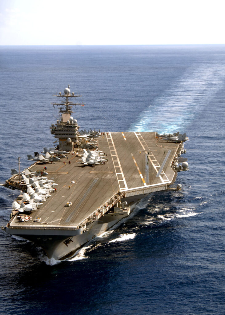 El portaaviones USS Theodore Roosevelt navegando en el mar
