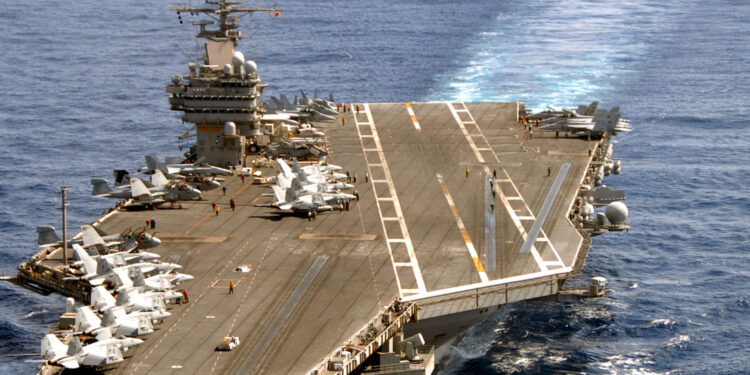 El portaaviones USS Theodore Roosevelt navegando en el mar