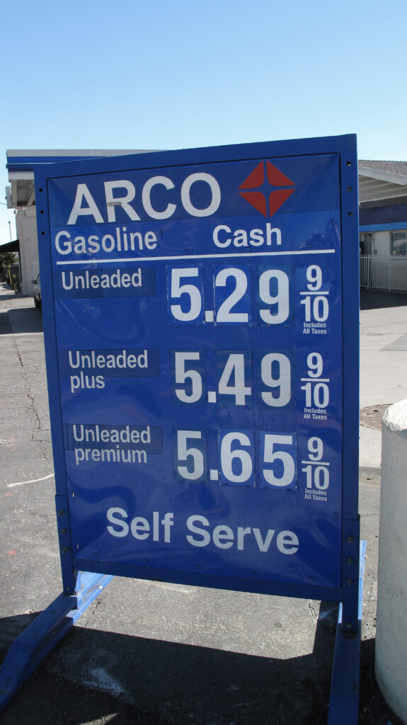 Tablero con precios de la gasolina en una estación de servicio en Estados Unidos