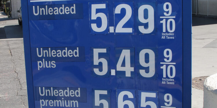 Tablero con precios de la gasolina en una estación de servicio en Estados Unidos