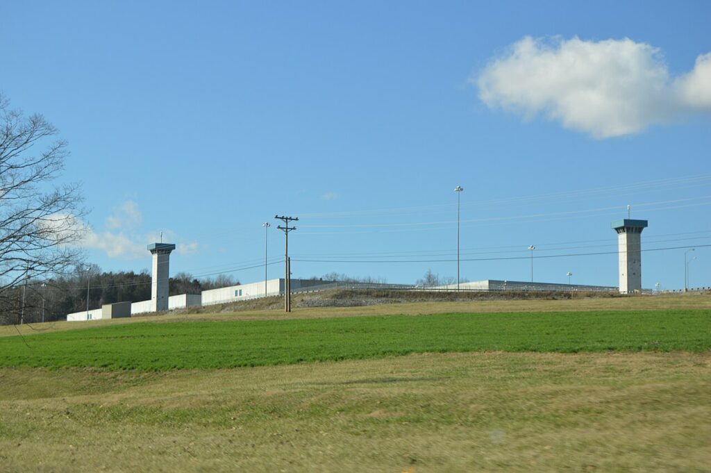 Vista exterior de una penitenciaría de alta seguridad en Estados Unidos