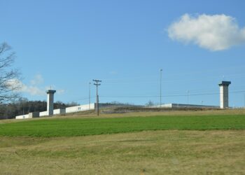 Vista exterior de una penitenciaría de alta seguridad en Estados Unidos