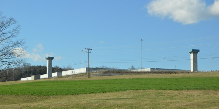 Vista exterior de una penitenciaría de alta seguridad en Estados Unidos