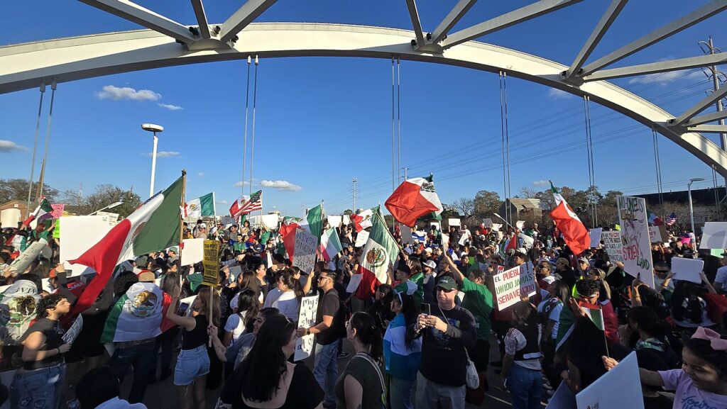 Manifestantes en una protesta por los derechos de los inmigrantes frente a operativos de ICE