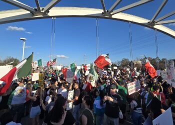 Manifestantes en una protesta por los derechos de los inmigrantes frente a operativos de ICE
