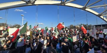 Manifestantes en una protesta por los derechos de los inmigrantes frente a operativos de ICE