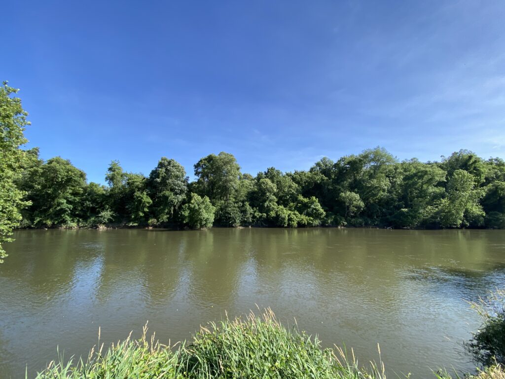 El rio French Broad a su paso por el oeste de Carolina del Norte