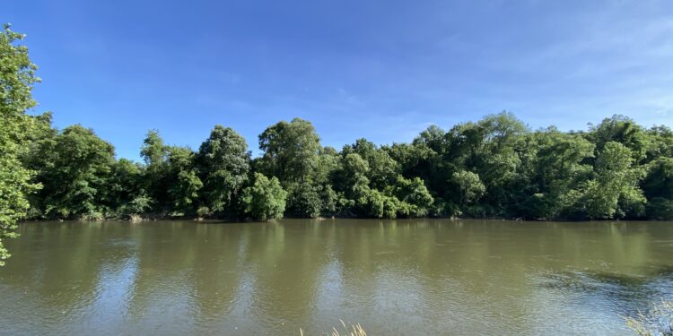 El rio French Broad a su paso por el oeste de Carolina del Norte