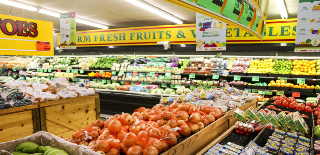 Seccion de frutas y verduras en un supermercado