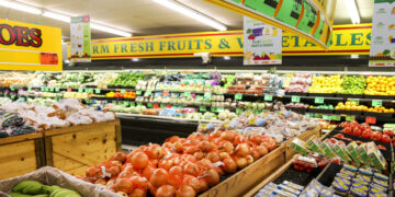 Seccion de frutas y verduras en un supermercado