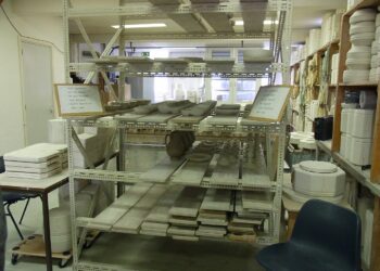 Trabajadores en un taller de cerámica