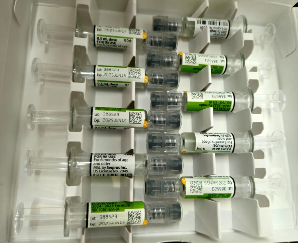 Jeringas preparadas con la vacuna contra la influenza