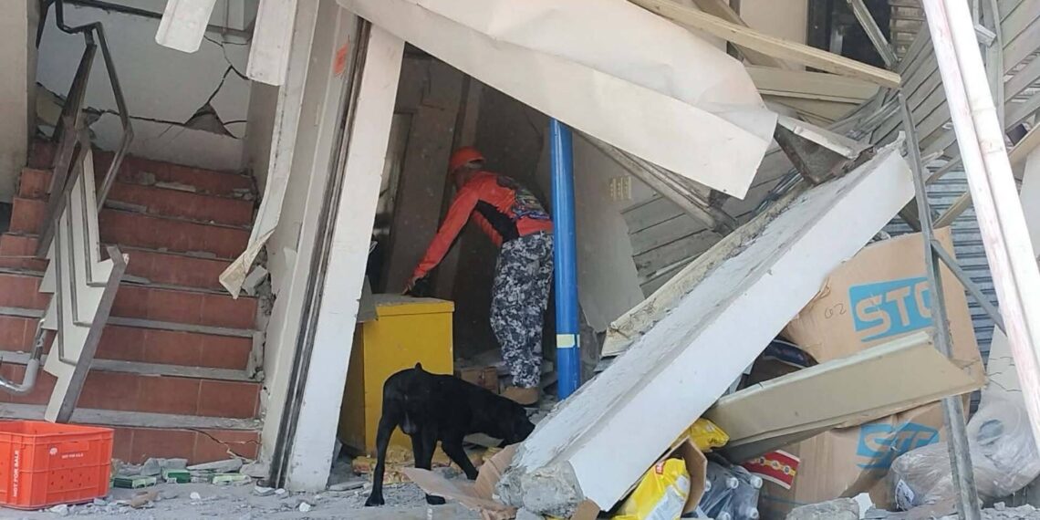 Edificio dañado y colapsado tras un fuerte terremoto