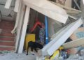 Edificio dañado y colapsado tras un fuerte terremoto