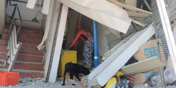 Edificio dañado y colapsado tras un fuerte terremoto