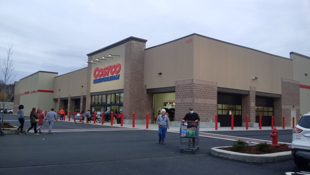 Exterior de una tienda mayorista Costco