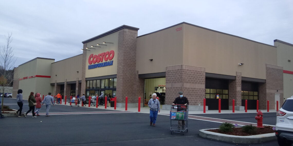 Exterior de una tienda mayorista Costco